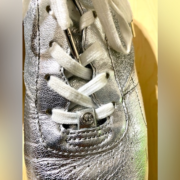 ♦️Michael Kors Women’s Addie lace up Silver Sneakers Size 8.5♦️ - Picture 6 of 14